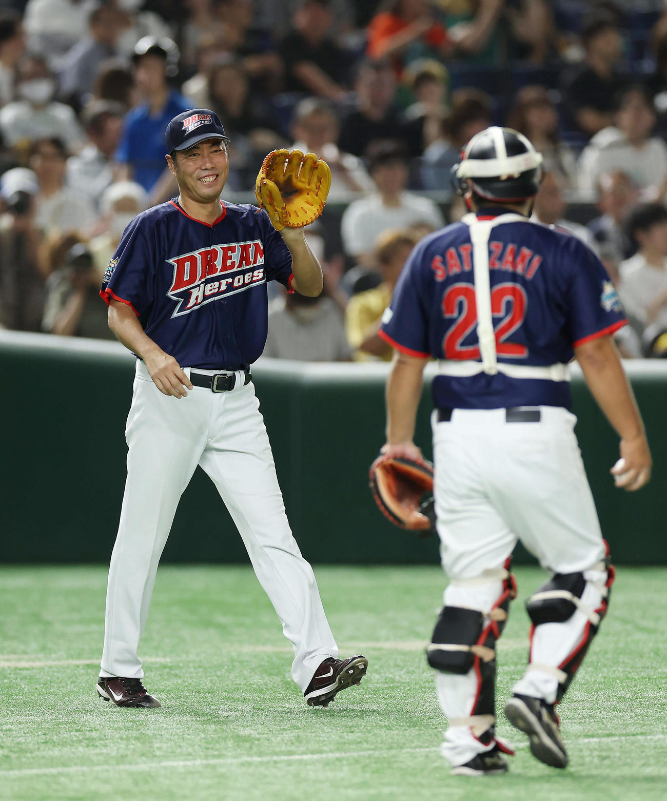 ザ・プレミアム・モルツ球団対ドリーム・ヒーローズ　8回裏、ドリーム・ヒーローズでマウンドに向かう上原氏（撮影・前田充）