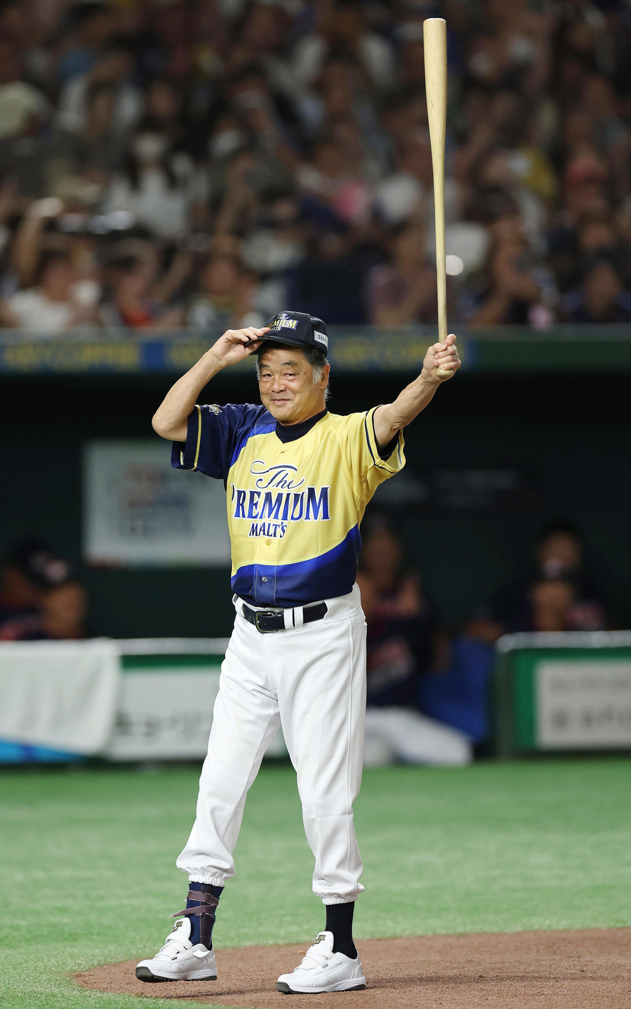 ザ・プレミアム・モルツ球団対ドリーム・ヒーローズ　7回裏、代打で登場するも代打の代打を送られたザ・プレミアム・モルツ球団の川藤氏（撮影・前田充）