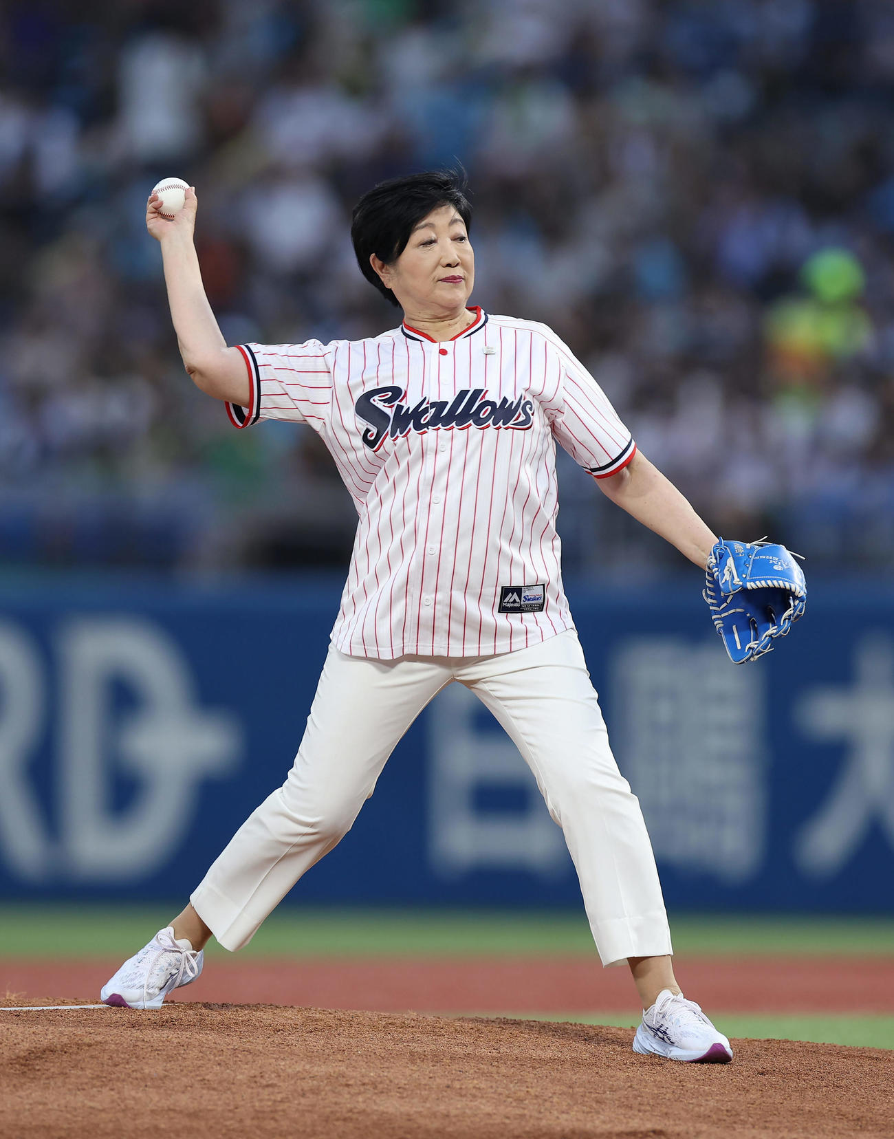 ヤクルト対阪神　始球式を務める小池百合子都知事（撮影・前田充）