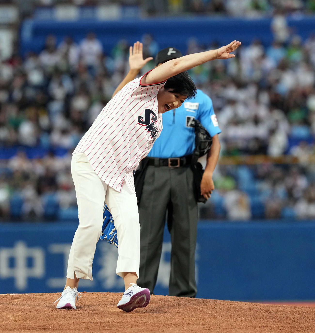 ヤクルト対阪神　始球式でバランスを崩す小池百合子東京都知事（撮影・たえ見朱実）