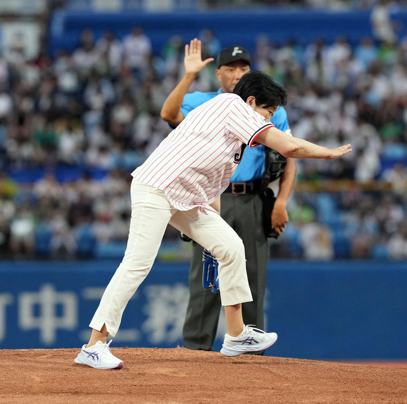 ヤクルト対阪神　始球式でバランスを崩す小池百合子東京都知事（撮影・たえ見朱実）