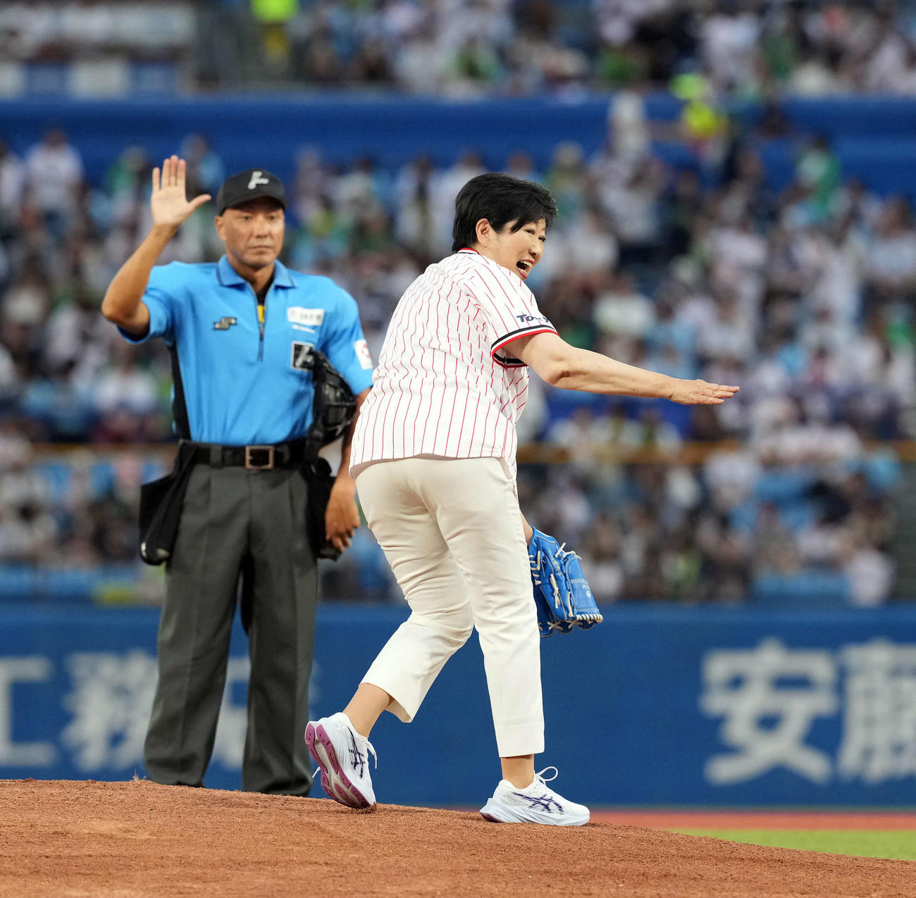 ヤクルト対阪神　始球式でバランスを崩す小池百合子東京都知事（撮影・たえ見朱実）