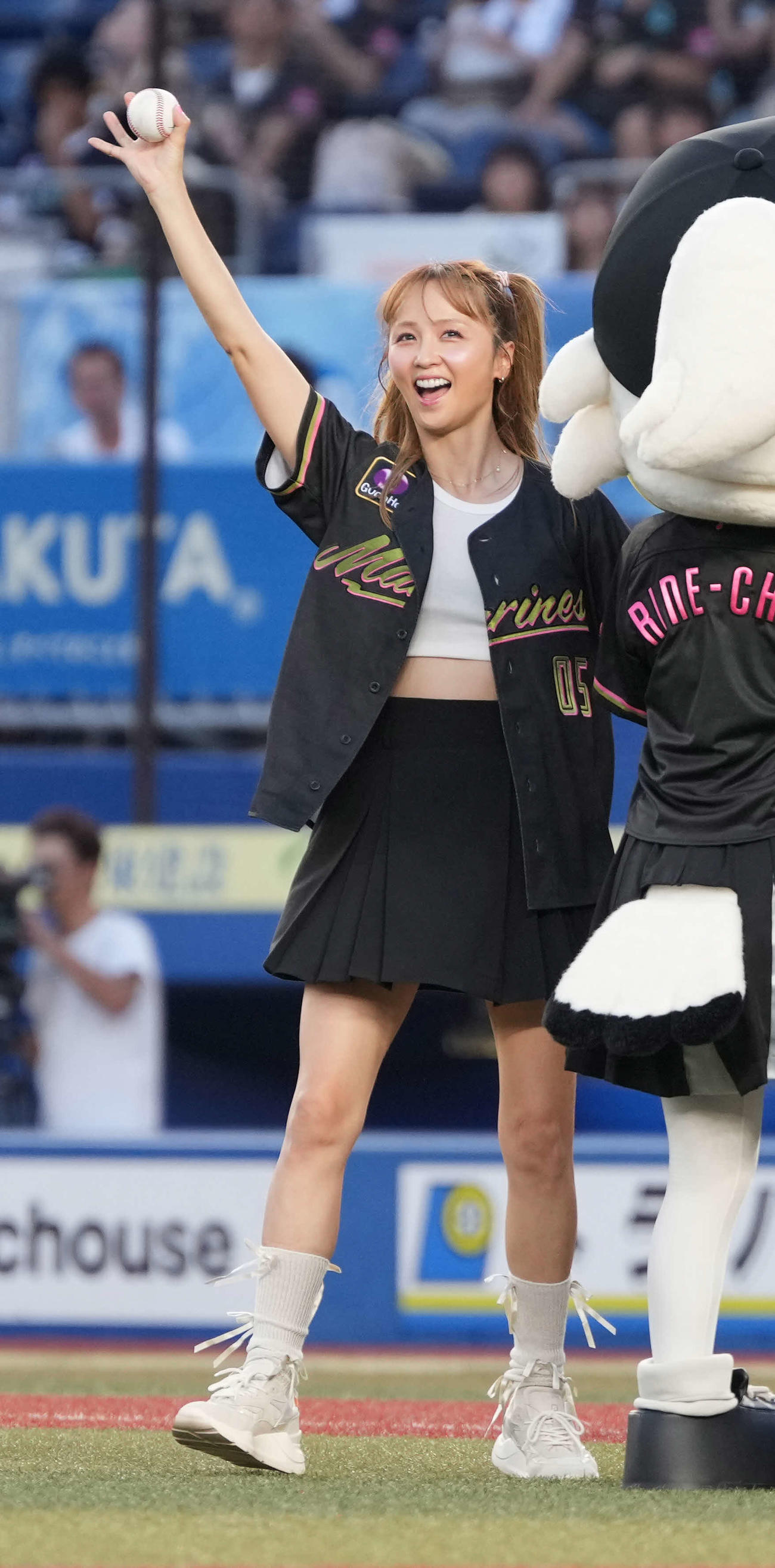 ロッテ対ソフトバンク　セレモニアルピッチに臨むDream Ami（撮影・小沢裕）