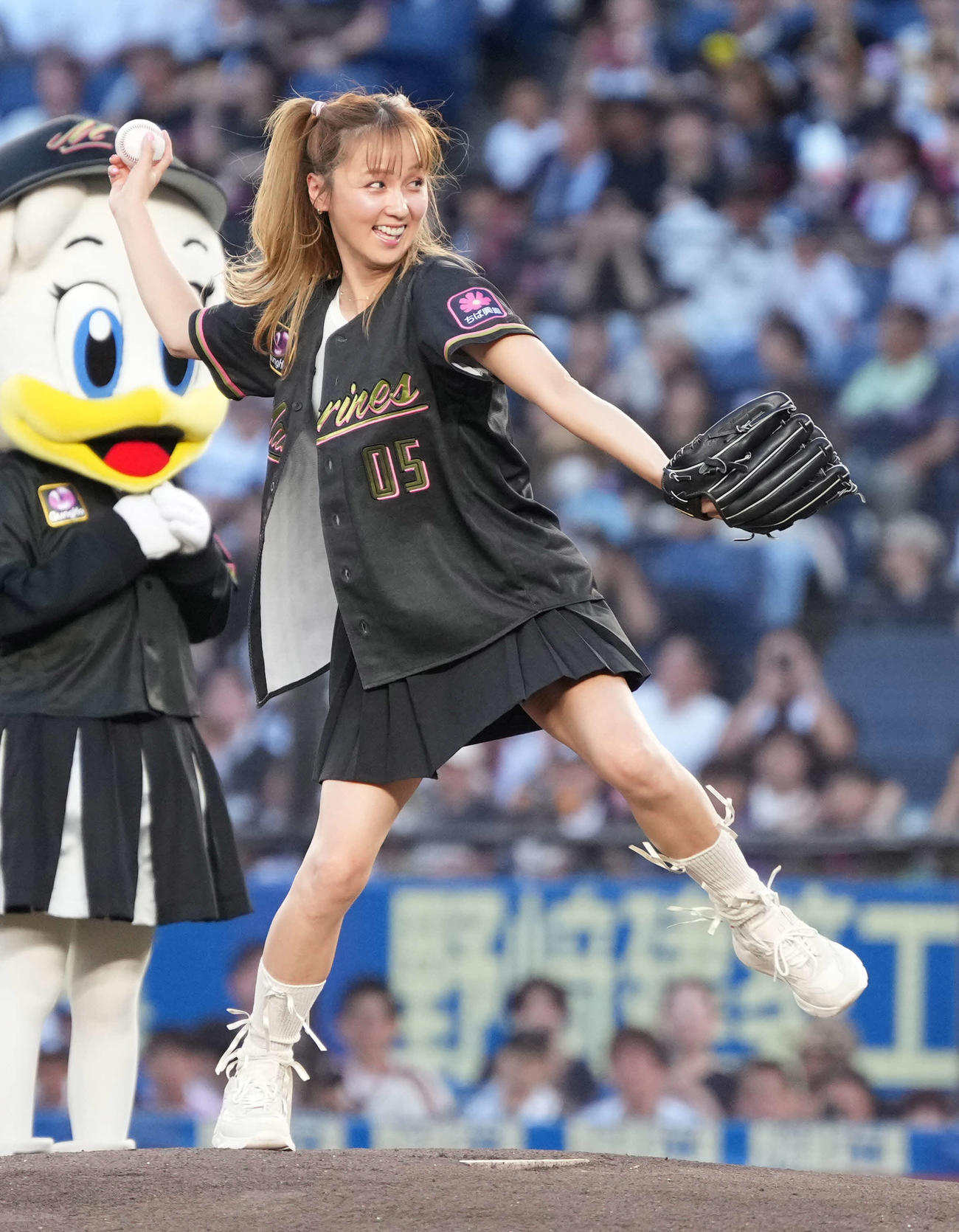 ロッテ対ソフトバンク　セレモニアルピッチに臨むDream Ami（撮影・小沢裕）