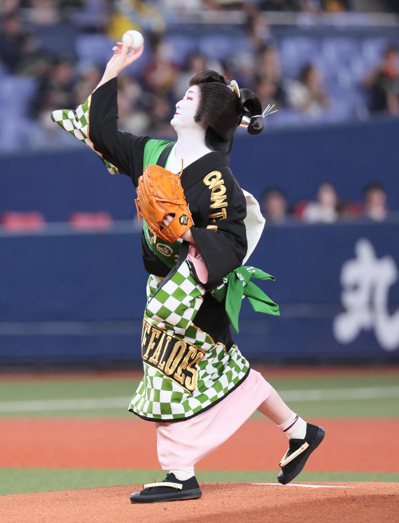 プレ始球式を務めた祇園東雛佑（撮影・宮崎幸一）