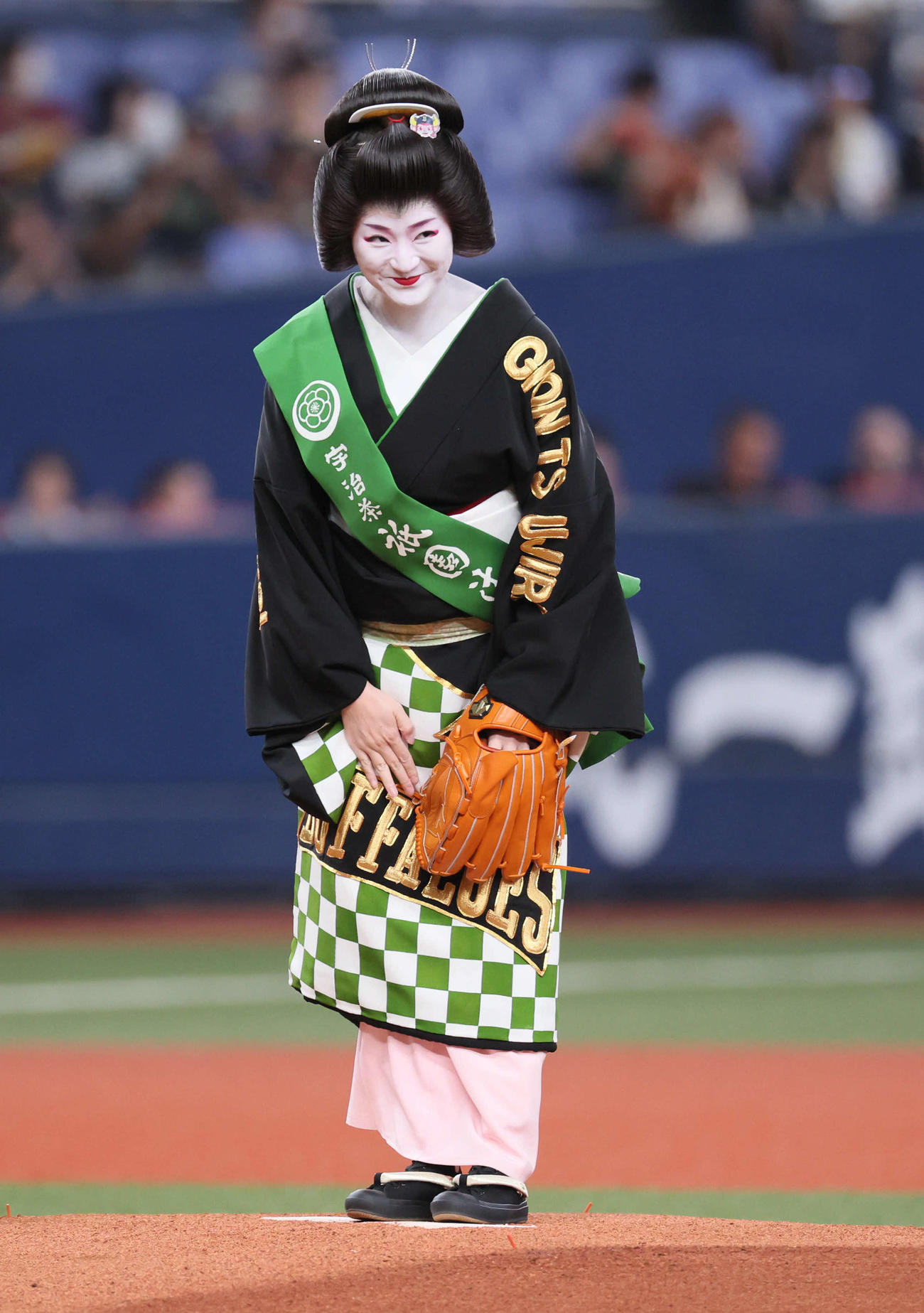 プレ始球式を務めた祇園東雛佑（撮影・宮崎幸一）