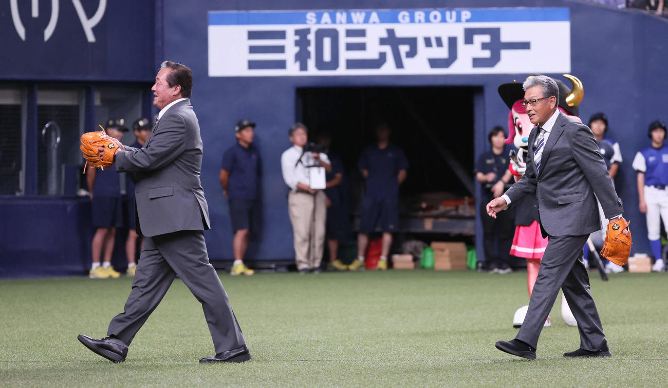 オリックス対西武　始球式を務めた真弓明信氏（右）と捕手を務めた梨田昌孝氏（撮影・宮崎幸一）