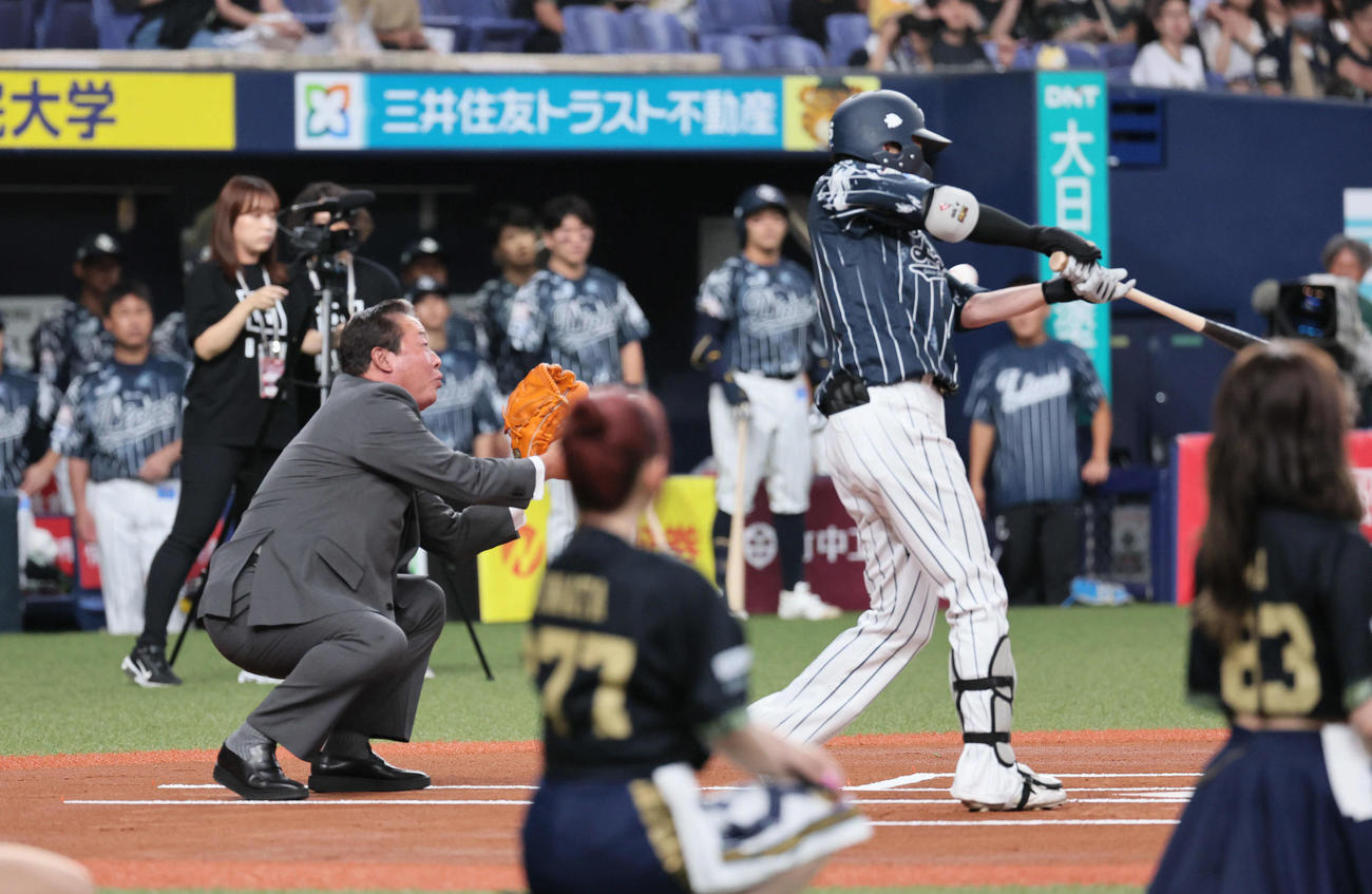 オリックス対西武　始球式で捕手を務めた梨田昌孝氏（撮影・宮崎幸一）