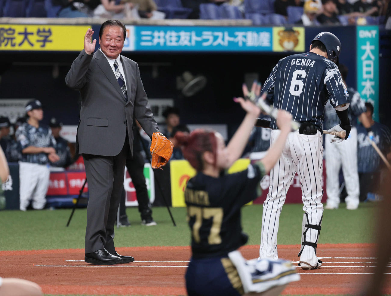 オリックス対西武　始球式で捕手を務めた梨田昌孝氏（撮影・宮崎幸一）