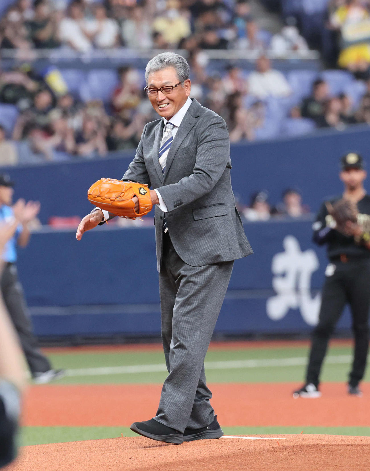 オリックス対西武　始球式を務めた真弓明信氏（撮影・宮崎幸一）