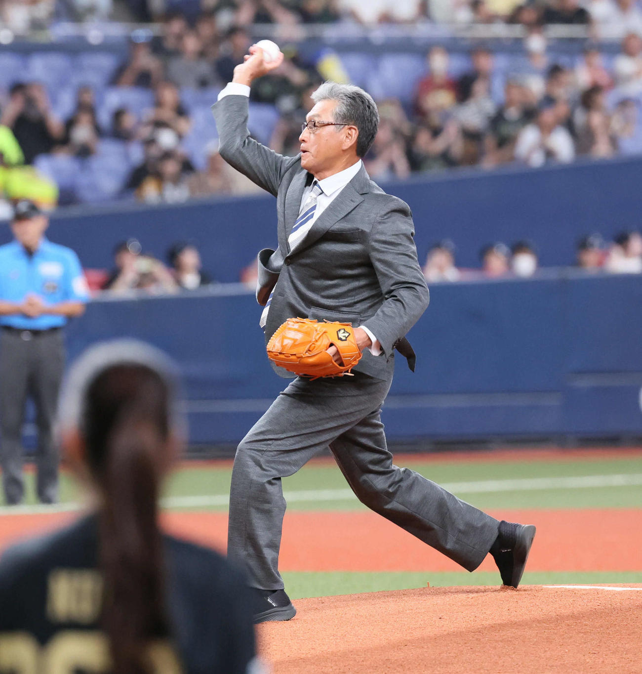 オリックス対西武　始球式を務めた真弓明信氏（撮影・宮崎幸一）