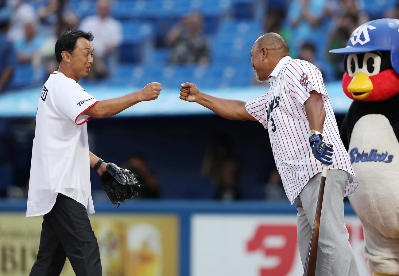 ヤクルト対阪神　レジェンドOBファーストピッチセレモニーで対決した宮本氏（左）とラミレス氏（撮影・前田充）