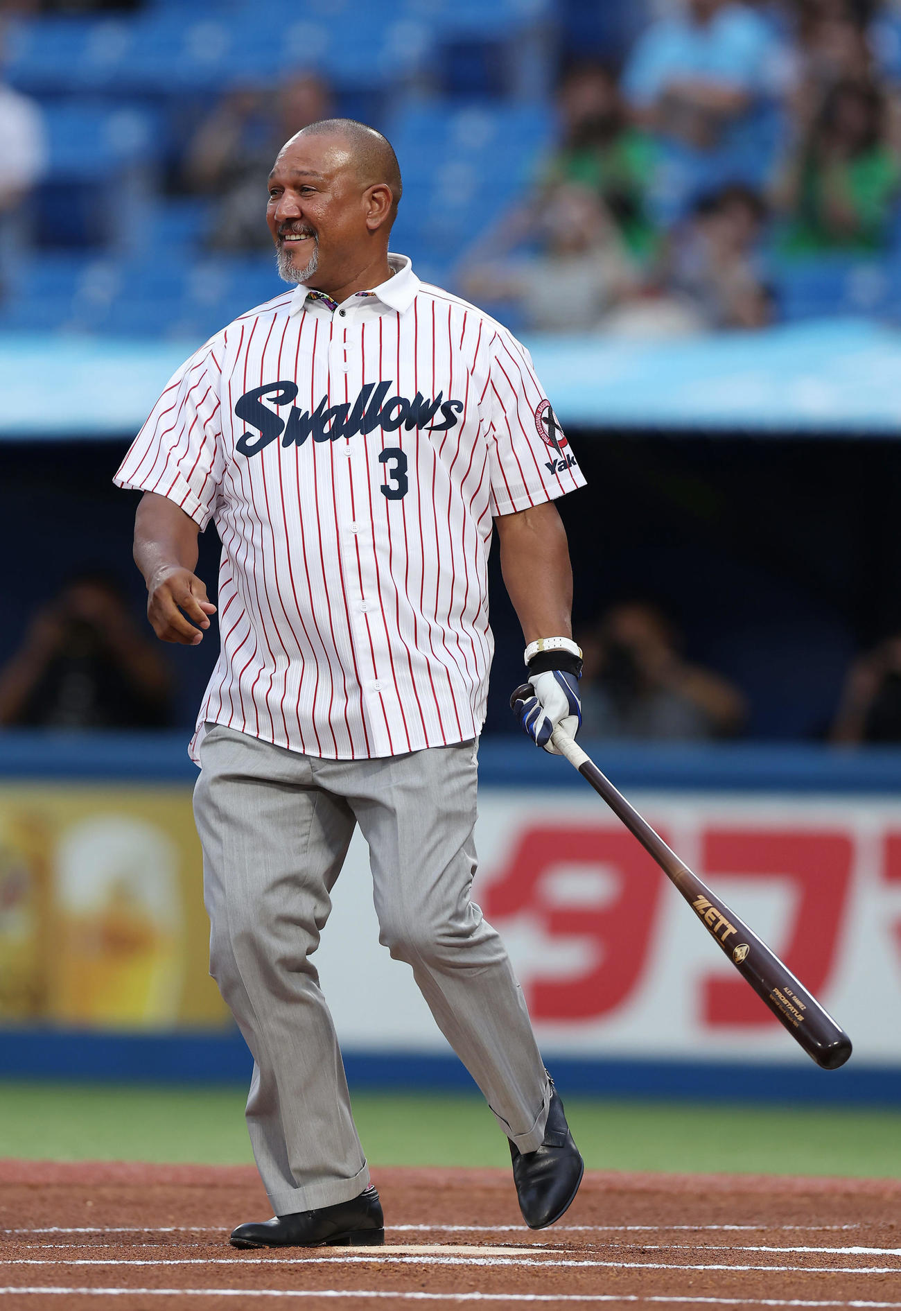 ヤクルト対阪神　レジェンドOBファーストピッチセレモニーで打席に入ったラミレス氏（撮影・前田充）