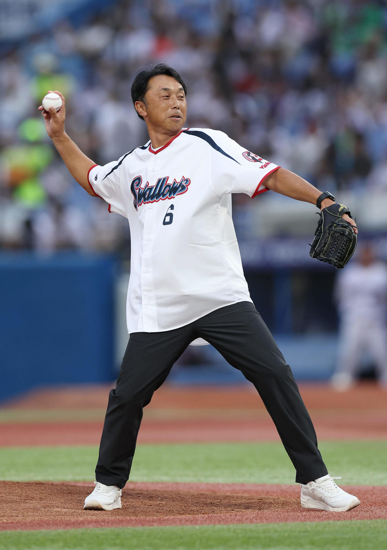 ヤクルト対阪神　レジェンドOBファーストピッチセレモニーで投球する宮本氏（撮影・前田充）