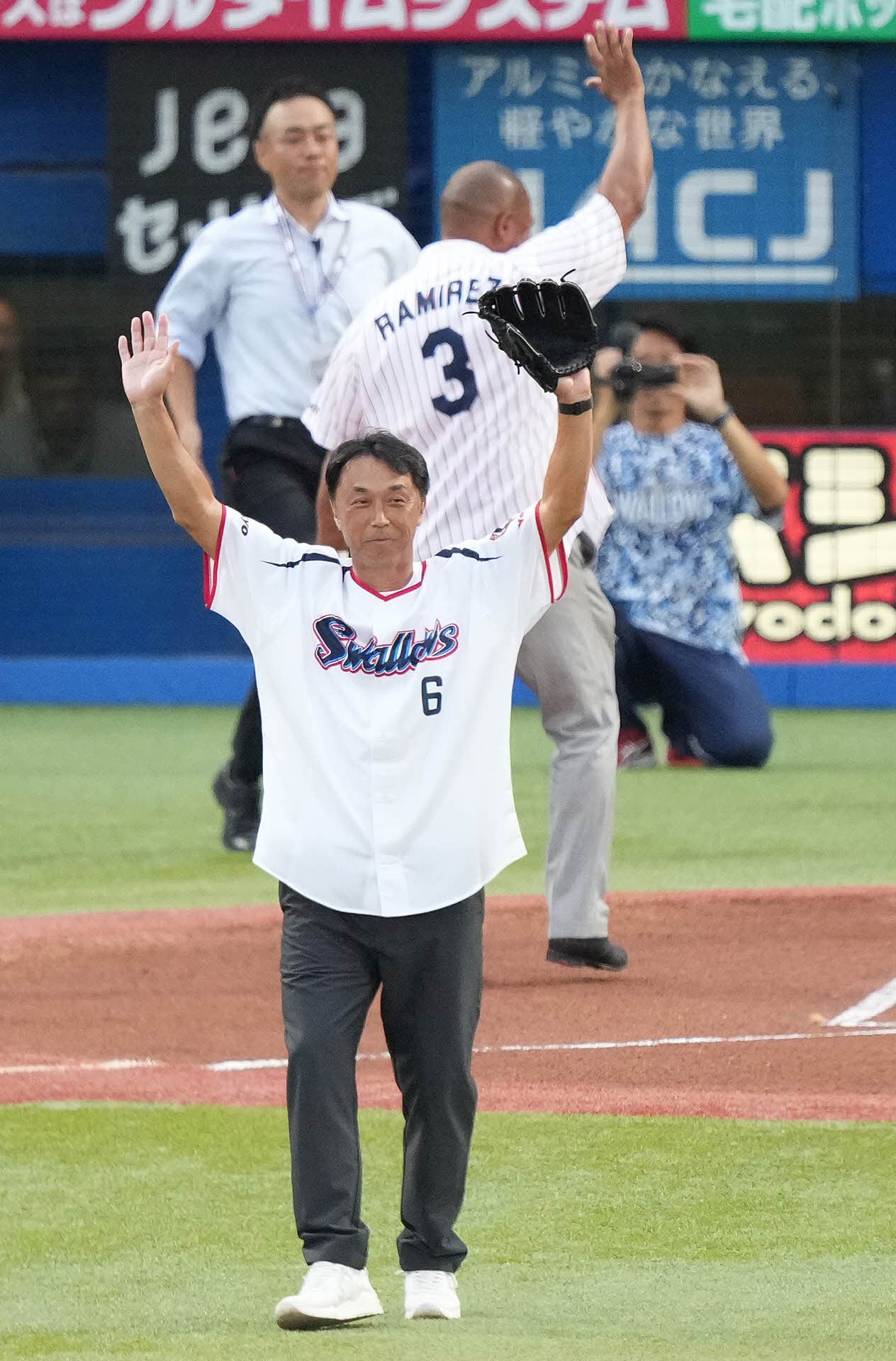 ヤクルト対阪神　レジェンドOBファーストピッチセレモニーを終え、声援に応える宮本氏。奥はラミレス氏（撮影・鈴木みどり）