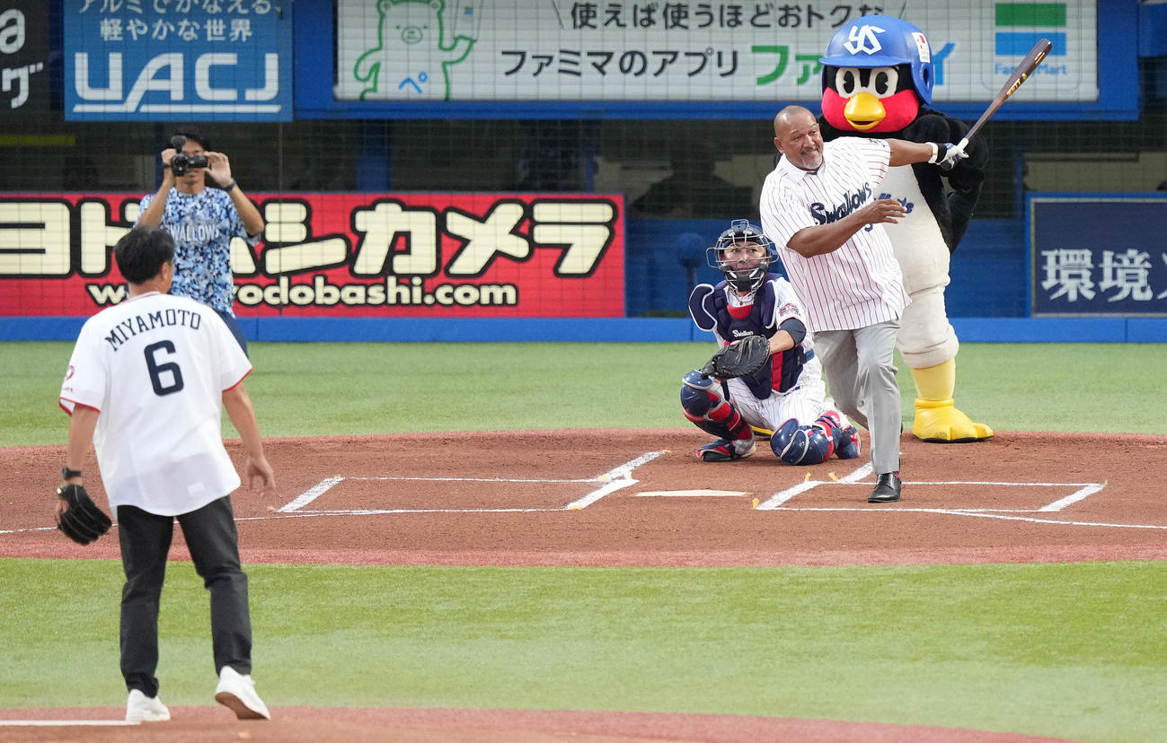 ヤクルト対阪神　レジェンドOBファーストピッチセレモニーで宮本氏の球を打つラミレス氏（撮影・鈴木みどり）