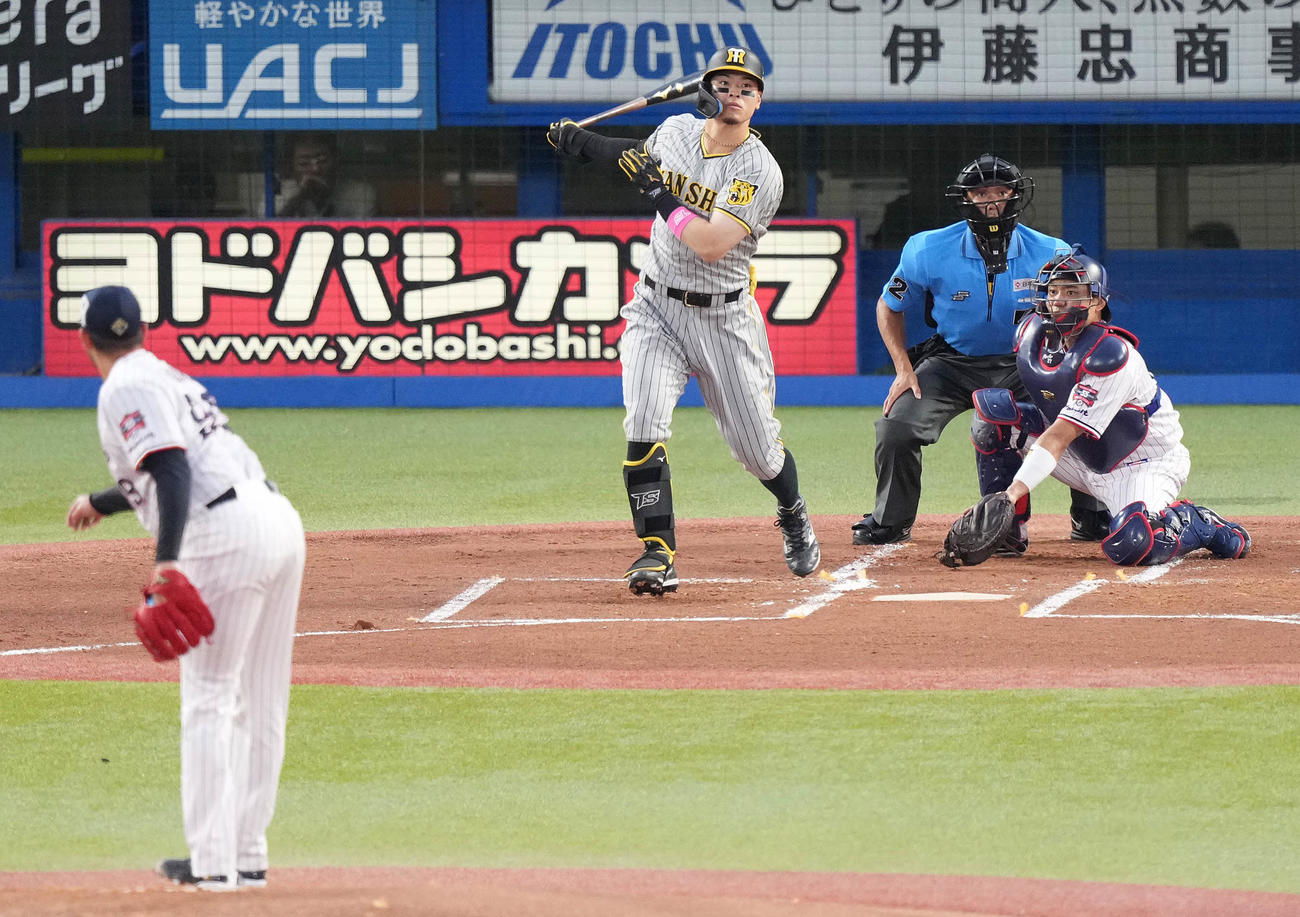 ヤクルト対阪神　1回表阪神1死一、三塁、先制の左前適時打を放つ佐藤輝。投手ヤフーレ（撮影・鈴木みどり）