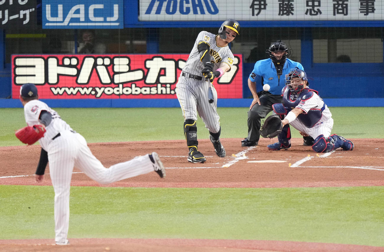 ヤクルト対阪神　1回表阪神1死一、三塁、先制の左前適時打を放つ佐藤輝。投手ヤフーレ（撮影・鈴木みどり）