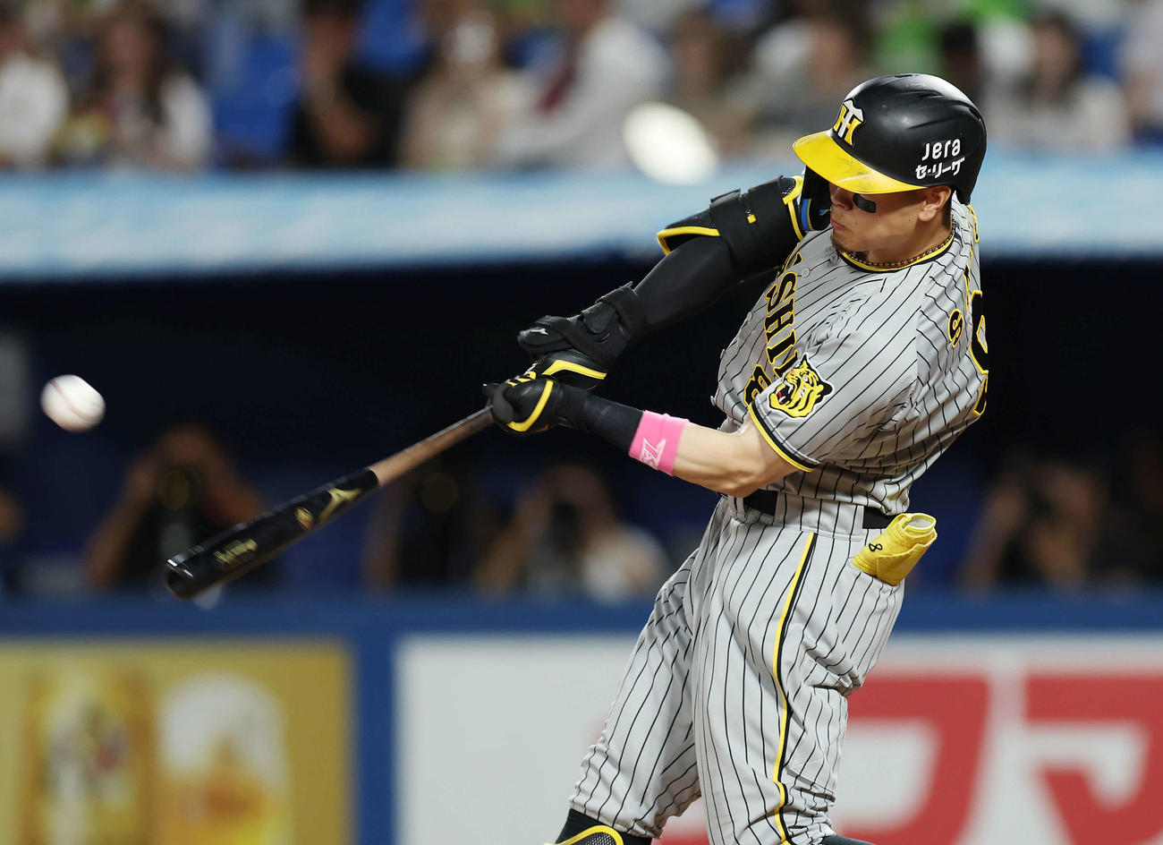 ヤクルト対阪神　3回表阪神2死三塁、右越え2点本塁打を放つ佐藤輝（撮影・前田充）
