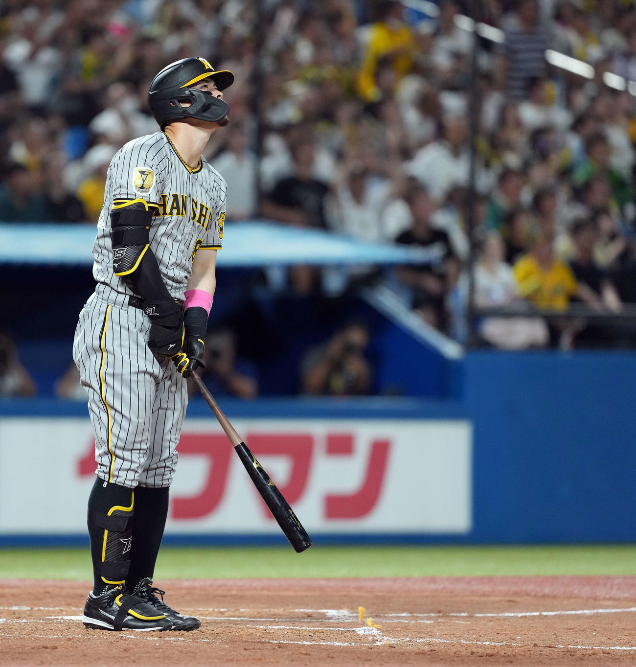 ヤクルト対阪神　3回表阪神2死三塁、右越えに2点本塁打を放ち打球の行方を見る佐藤輝（撮影・たえ見朱実）