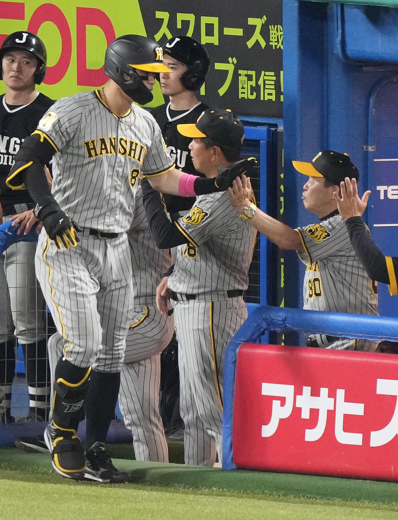 ヤクルト対阪神　3回表阪神2死三塁、右越え2点本塁打を放った佐藤輝（左）を迎える岡田監督（右）（撮影・鈴木みどり）