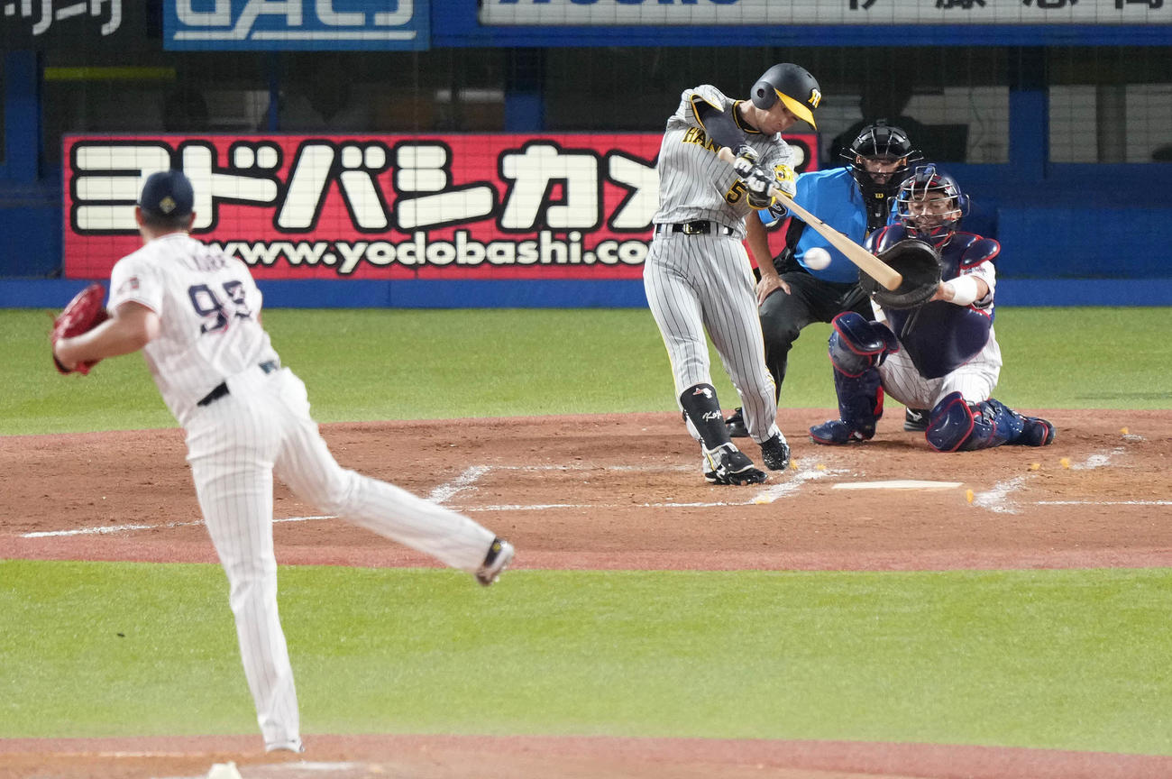 ヤクルト対阪神　3回表阪神無死、右前打を放つ近本。投手ヤフーレ（撮影・鈴木みどり）