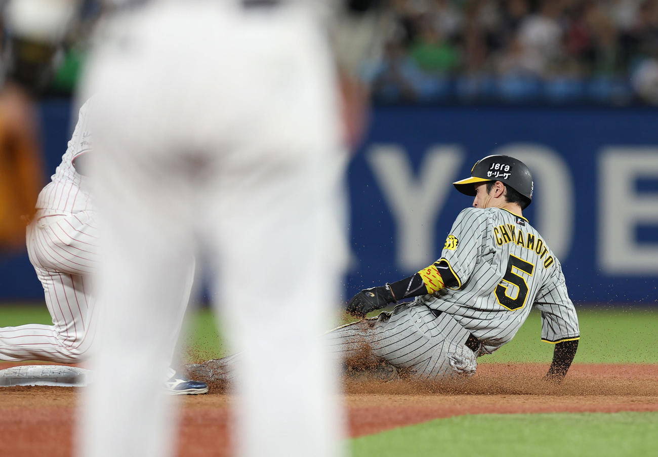 ヤクルト対阪神　3回表阪神無死一塁、二盗を決める近本（撮影・前田充）