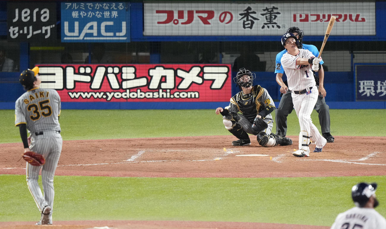 ヤクルト対阪神　4回裏ヤクルト無死一、二塁、左越え3点本塁打を放つ山田。投手才木（撮影・鈴木みどり）