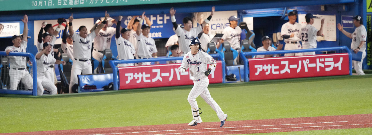 ヤクルト対阪神　4回裏ヤクルト無死一、二塁、左越え3点本塁打を放つ山田（撮影・鈴木みどり）