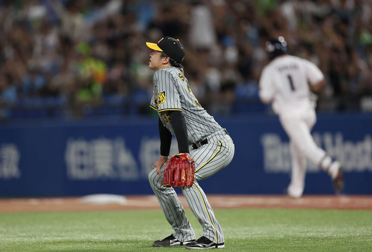 ヤクルト対阪神　4回裏ヤクルト無死一、二塁、山田に逆転3点本塁打を浴びる才木（撮影・前田充）