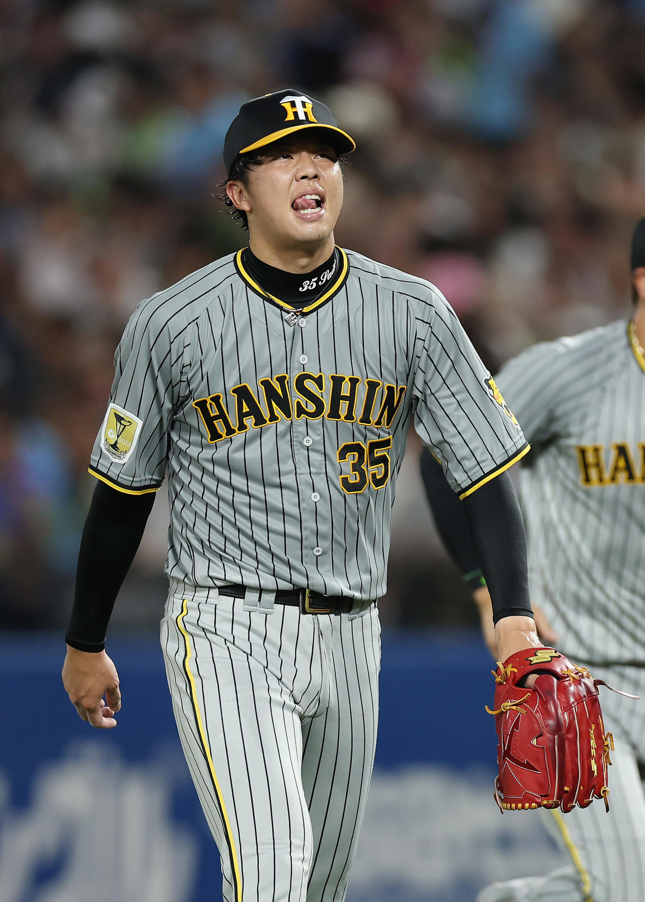 ヤクルト対阪神　2回裏を投げ終え、悔しそうな表情を見せながらベンチへ戻る阪神才木（撮影・前田充）