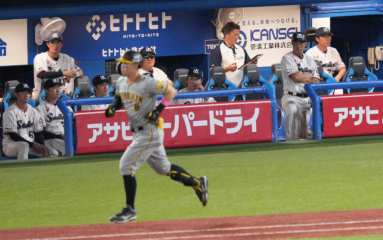 ヤクルト対阪神　3回表阪神2死三塁、佐藤輝に右越え2点本塁打を浴び、険しい表情の高津監督（右）（撮影・鈴木みどり）