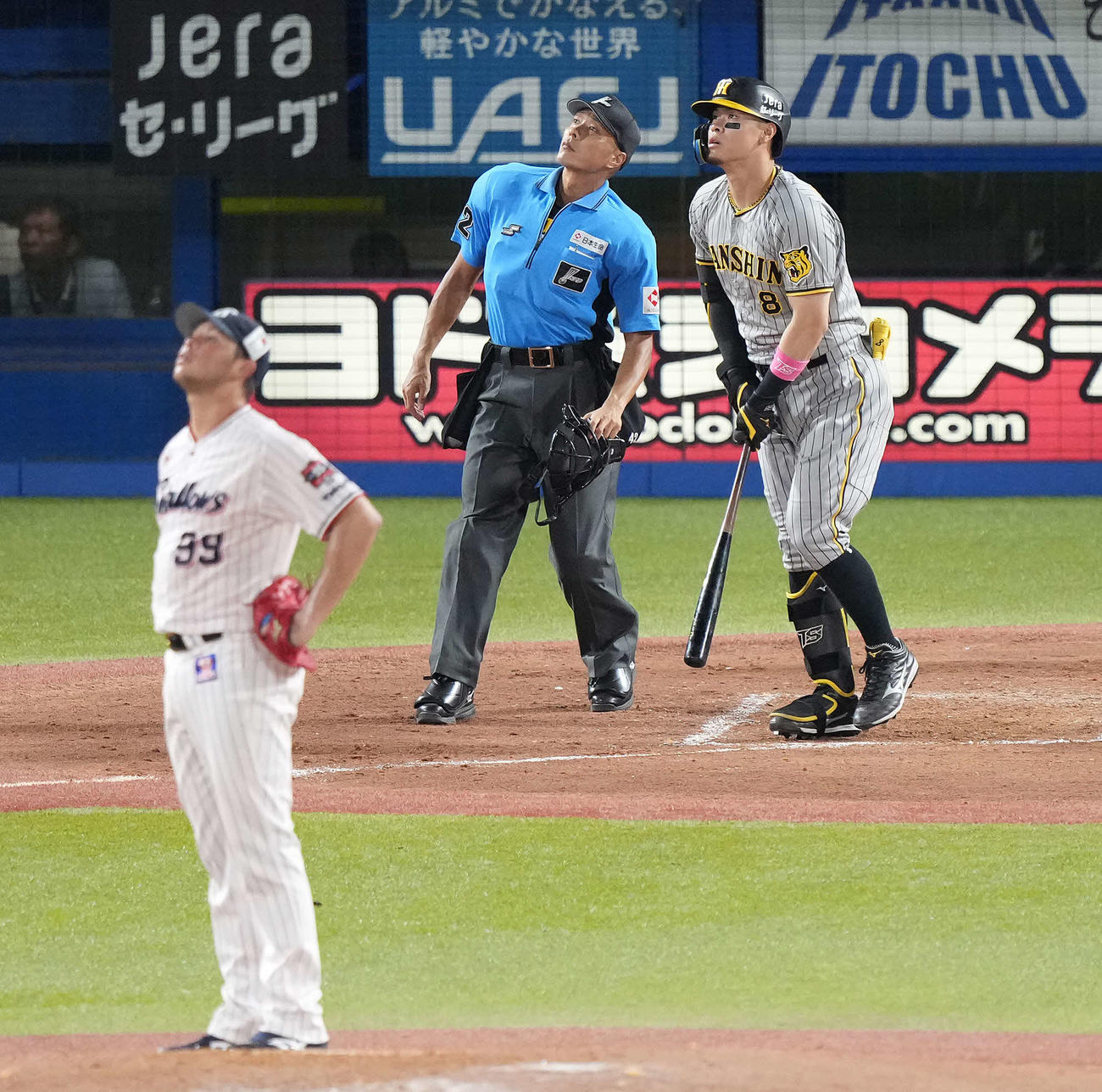 ヤクルト対阪神　3回表阪神2死三塁、右越え2点本塁打を放つ佐藤輝。投手ヤフーレ（撮影・鈴木みどり）