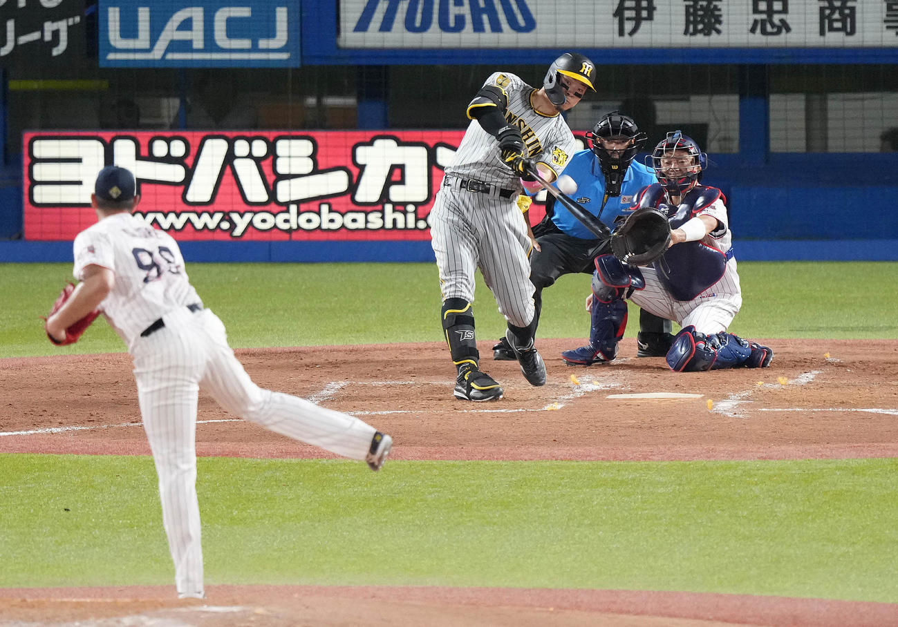 ヤクルト対阪神　3回表阪神2死三塁、右越え2点本塁打を放つ佐藤輝。投手ヤフーレ（撮影・鈴木みどり）