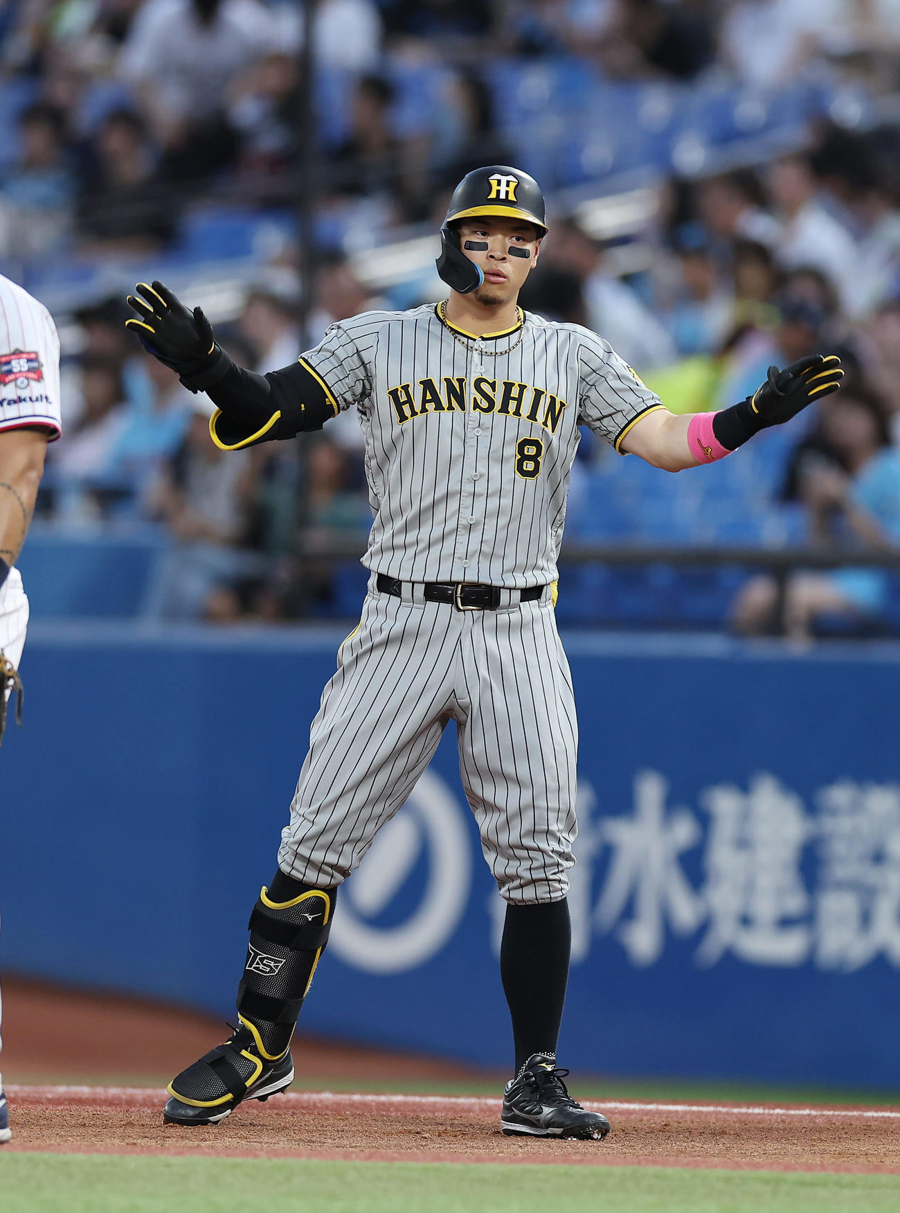 ヤクルト対阪神　1回表阪神1死一、三塁、先制の左前適時打を放ち、カモメポーズをする佐藤輝（撮影・前田充）