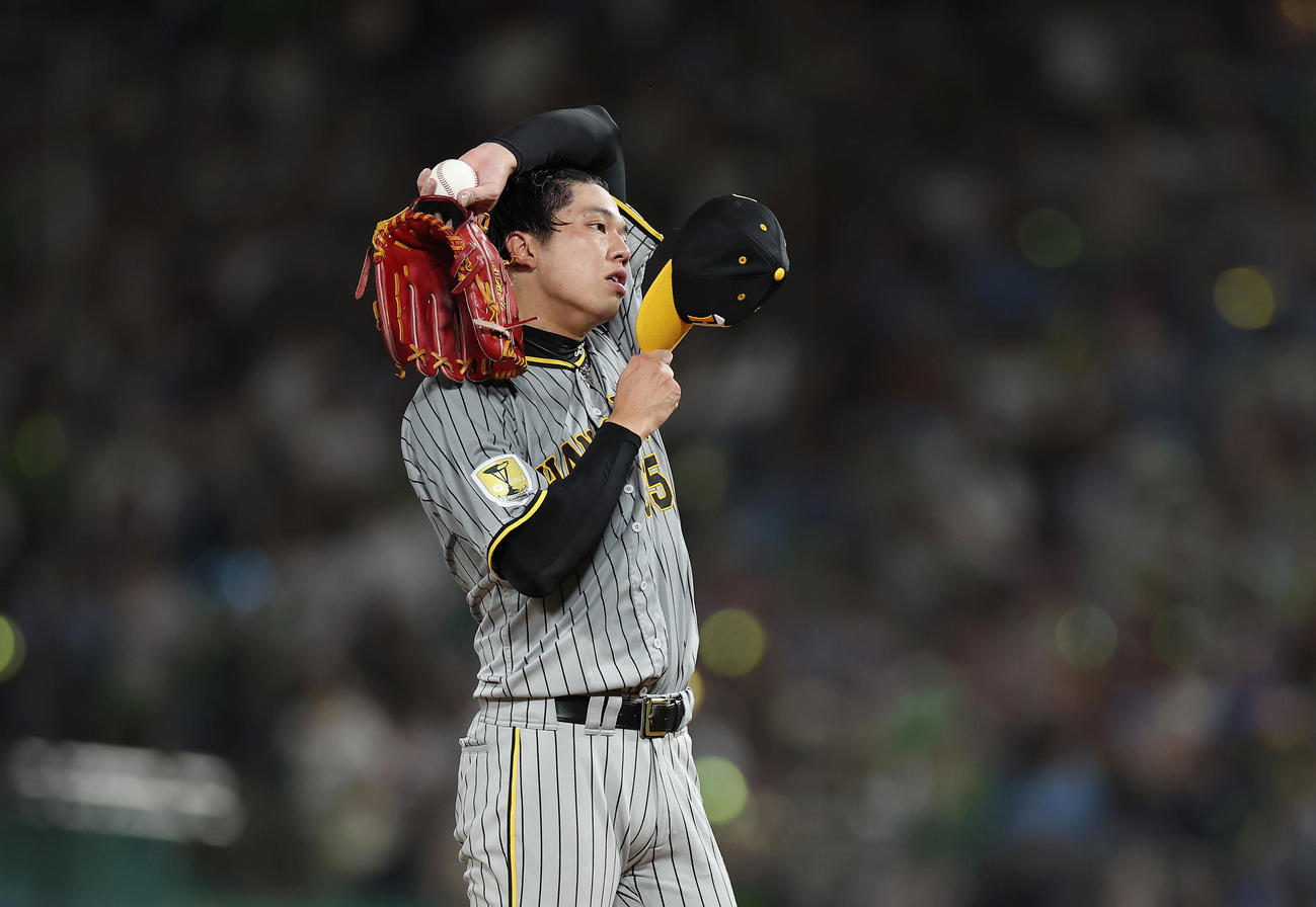 ヤクルト対阪神　4回裏ヤクルト無死一、二塁、山田に逆転3点本塁打を浴びた才木（撮影・前田充）