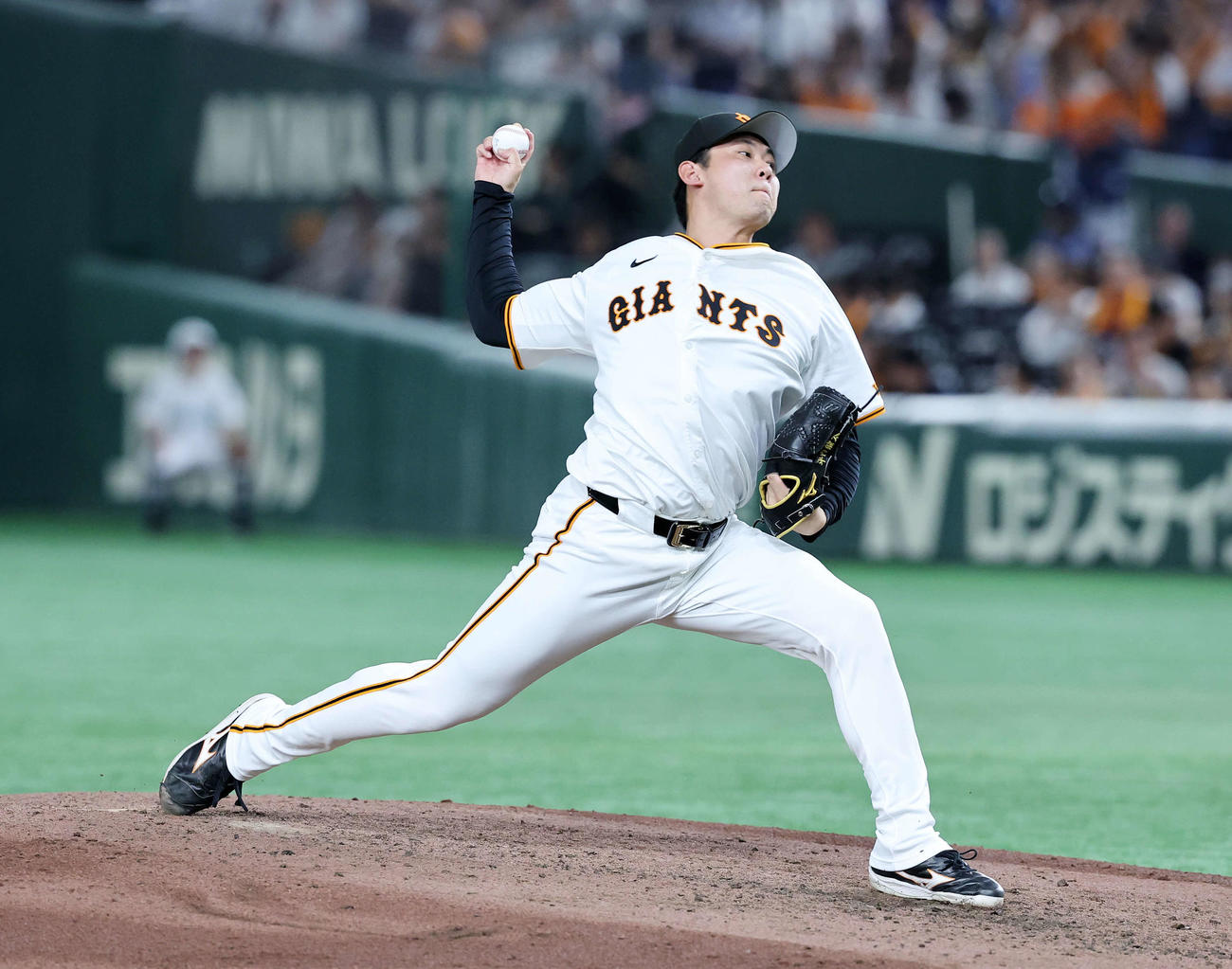 巨人対広島　力投する巨人2番手の平内（撮影・鈴木正人）