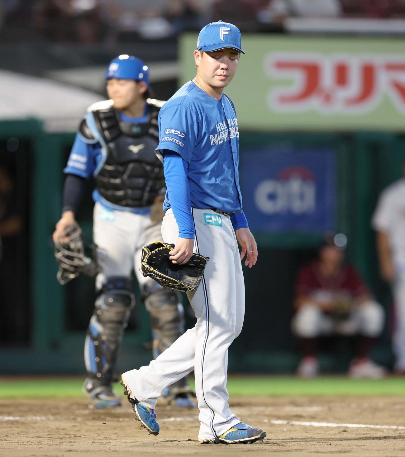 楽天対日本ハム　9回裏、同点に追いつかれ肩を落とす金村（撮影・黒川智章）
