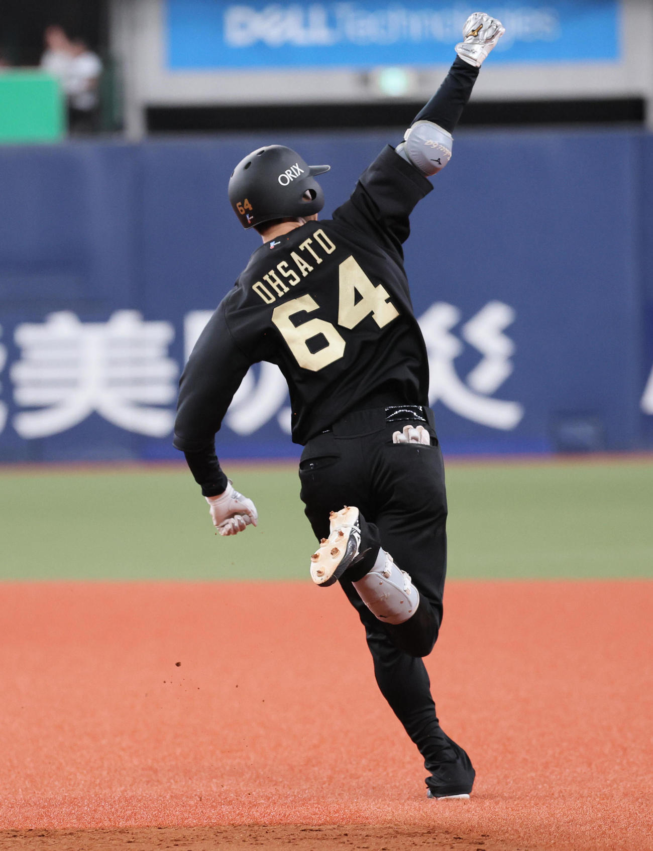 オリックス対西武　7回裏オリックス無死、大里は右越え本塁打を放ちガッツポーズ（撮影・宮崎幸一）