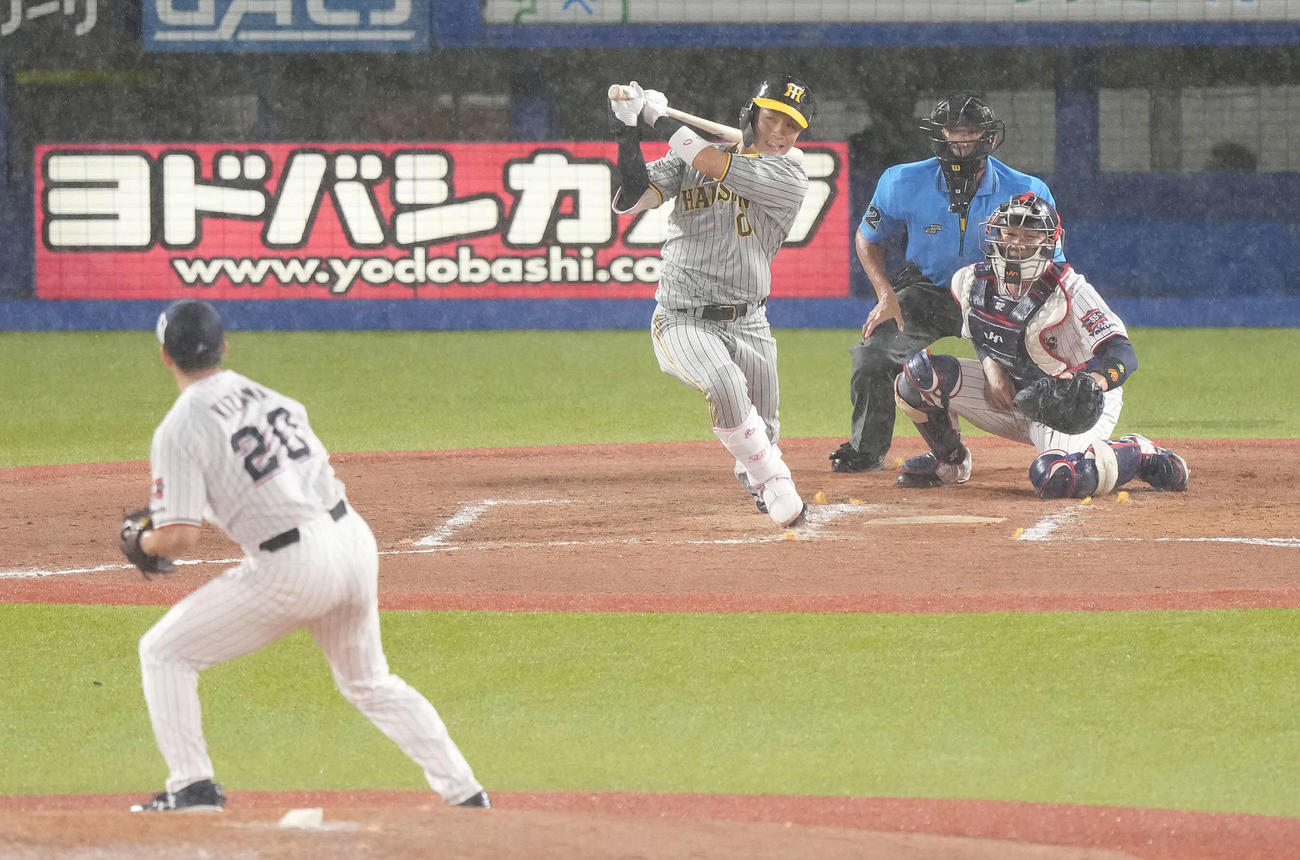 ヤクルト対阪神　8回表阪神1死二、三塁、適時内野安打を放つ木浪。投手木沢（撮影・鈴木みどり）