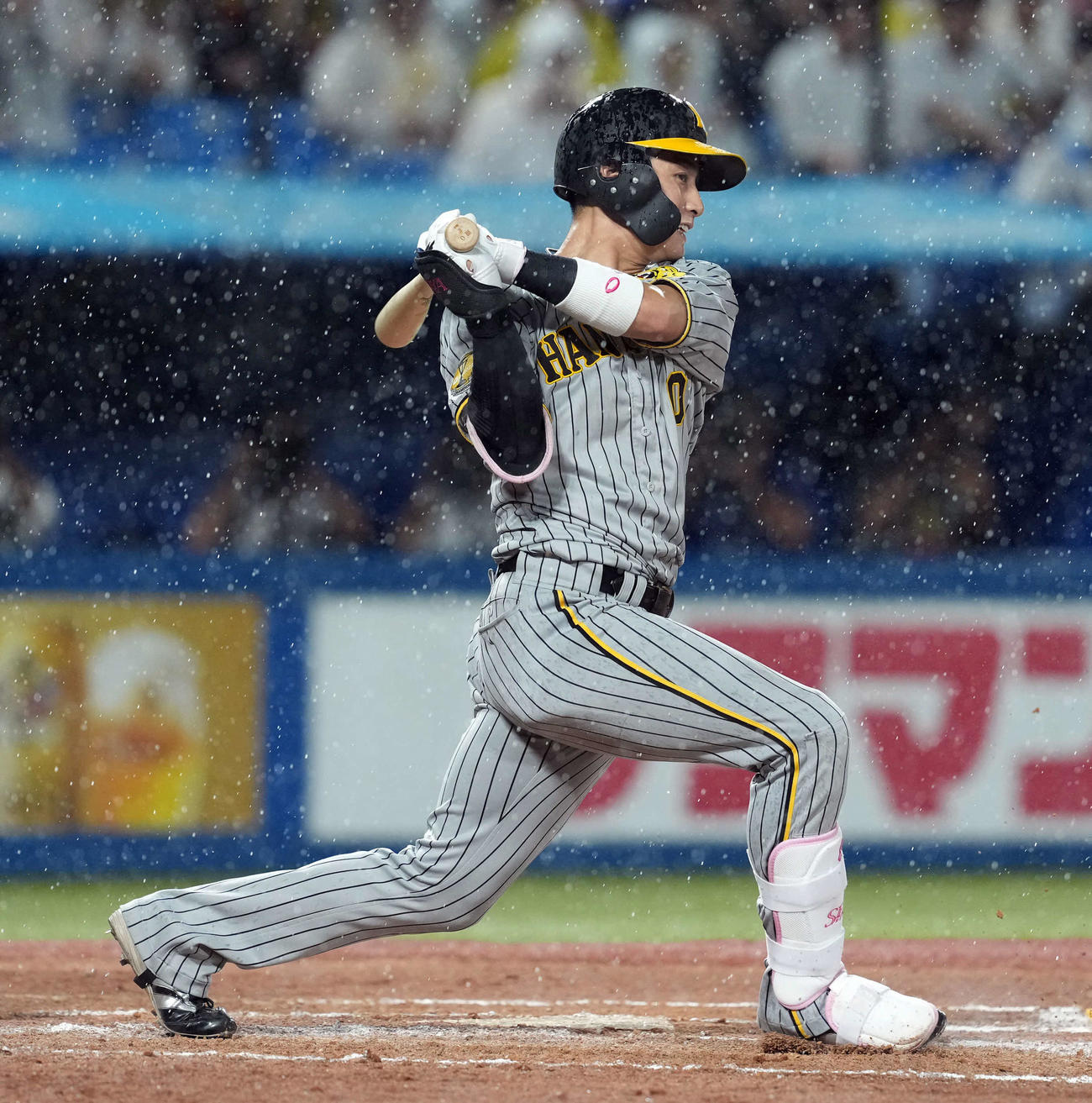 ヤクルト対阪神　8回表阪神1死二、三塁、適時内野安打を放つ木浪（撮影・たえ見朱実）