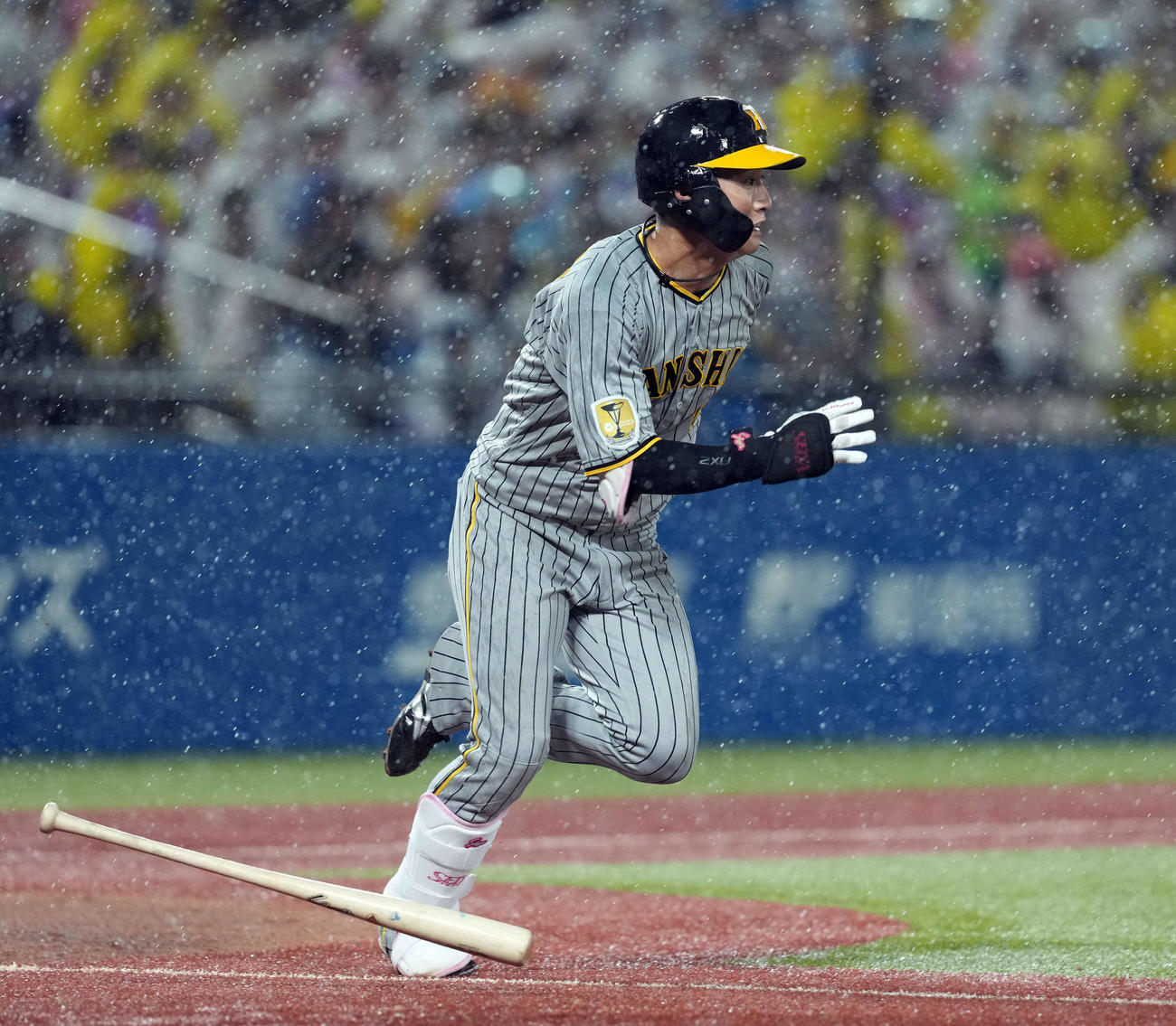 ヤクルト対阪神　8回表阪神1死二、三塁、適時内野安打を放った木浪（撮影・たえ見朱実）