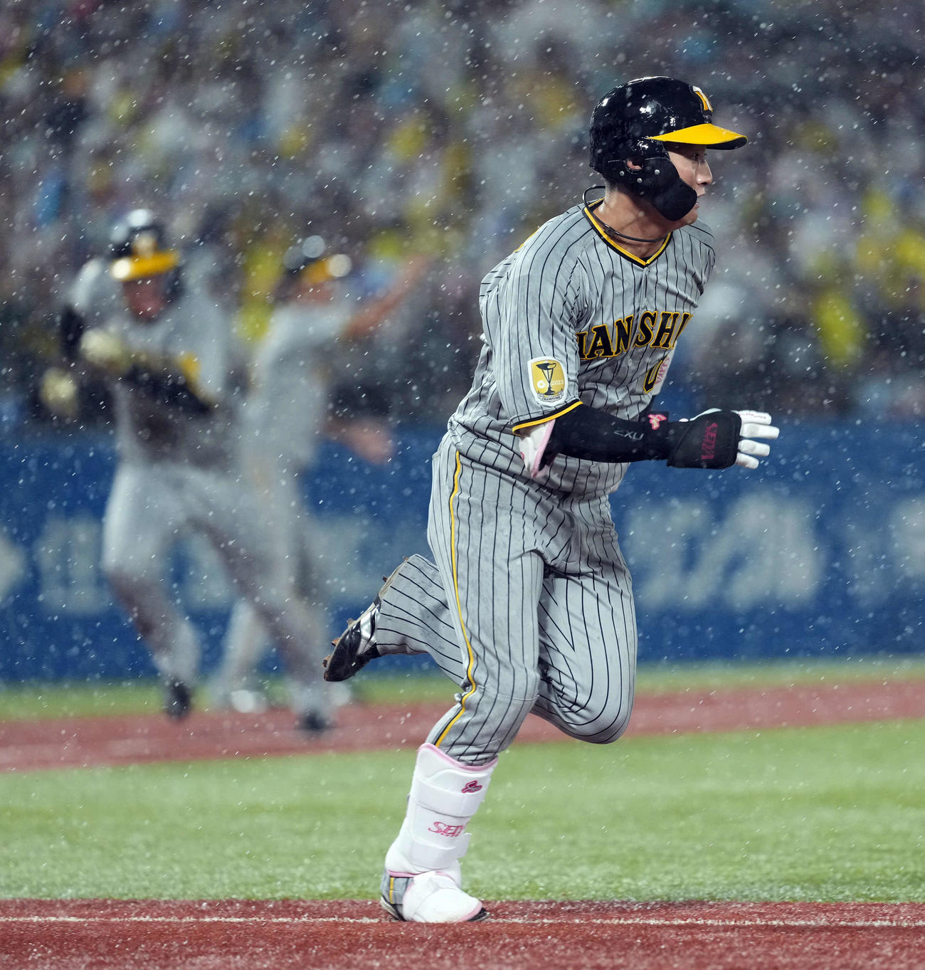 ヤクルト対阪神　8回表阪神1死二、三塁、適時内野安打を放った木浪（撮影・たえ見朱実）