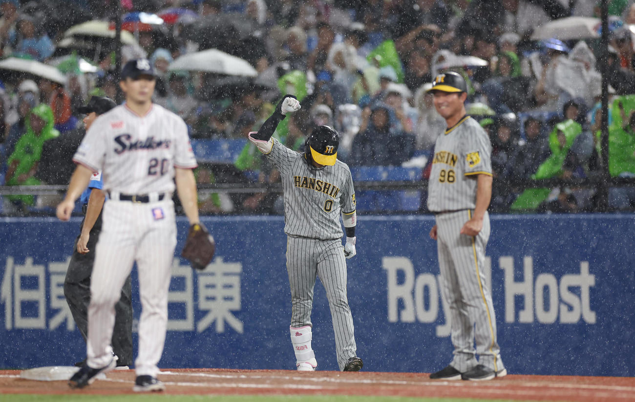 ヤクルト対阪神　8回表阪神1死二、三塁、同点適時内野安打を放ちガッツポーズする木浪（中央）（撮影・前田充）
