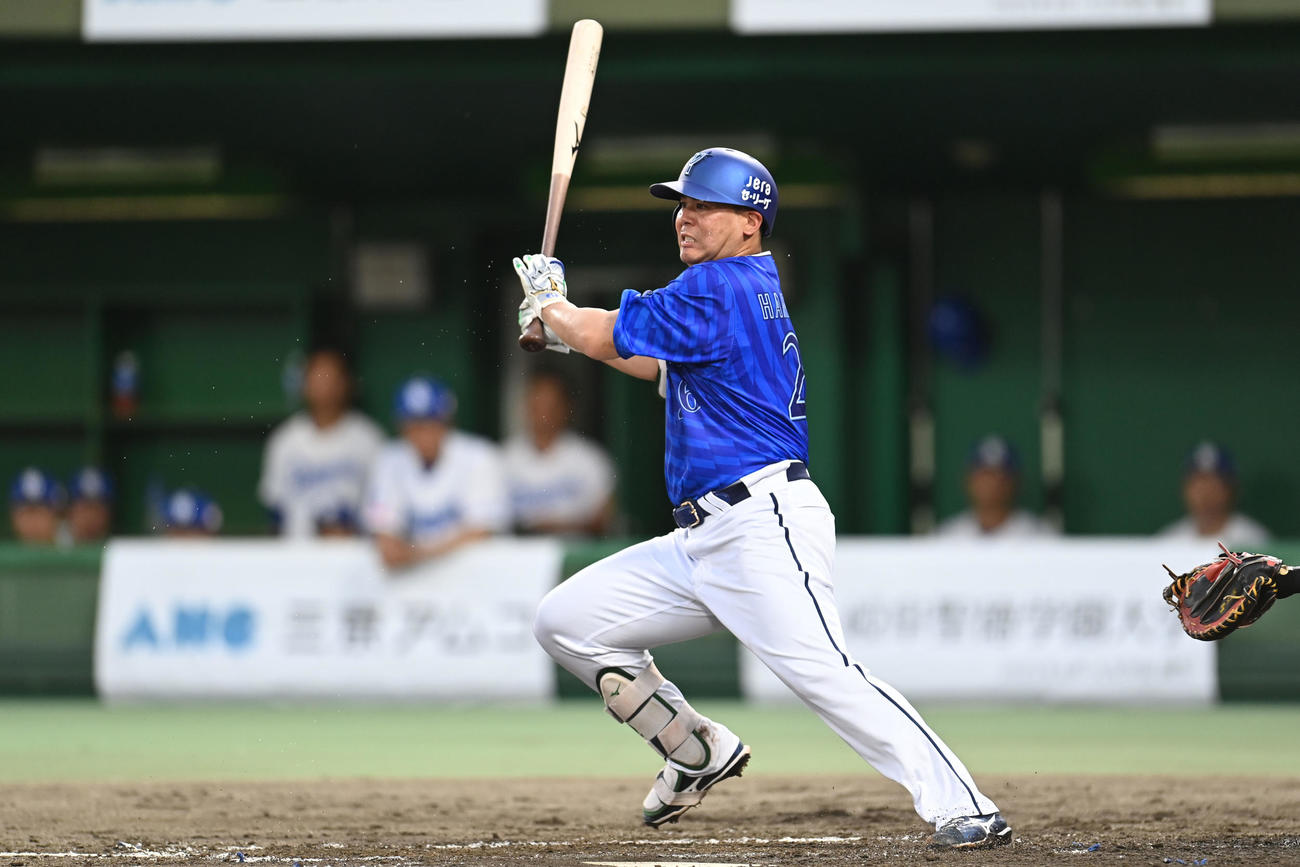 中日対DeNA 2回表DeNA2死一塁、遊撃内野安打を放つ浜口（撮影・森本幸一）