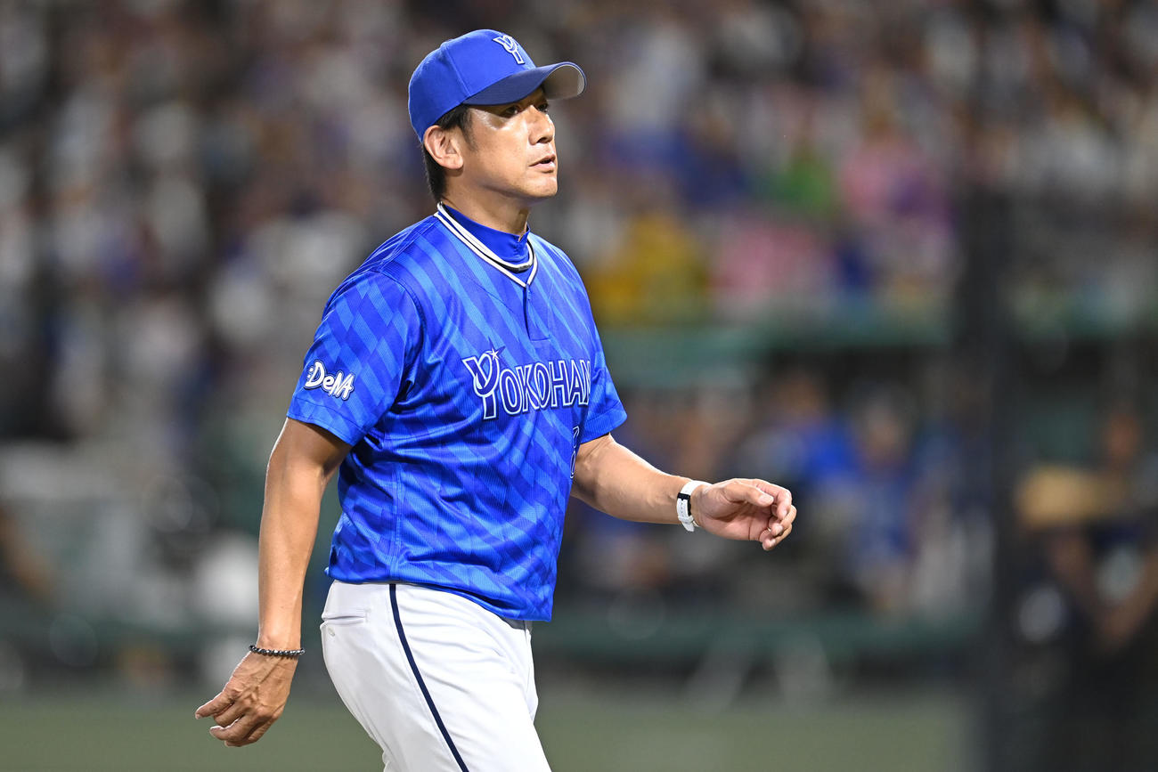 中日対DeNA 5回裏中日1死一、三塁、投手交代を告げる三浦監督（撮影・森本幸一）