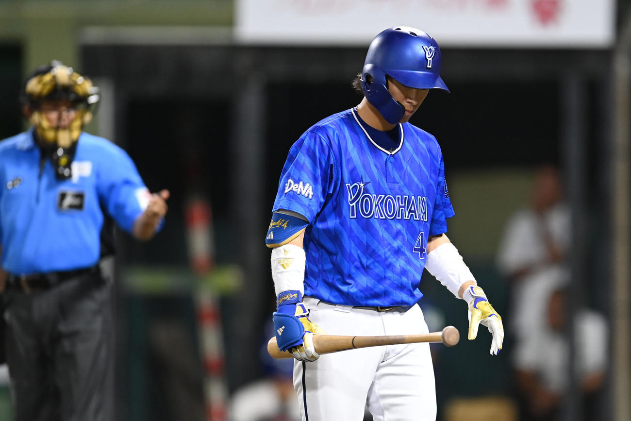 中日対DeNA 7回表DeNA無死、三振に倒れる度会（撮影・森本幸一）