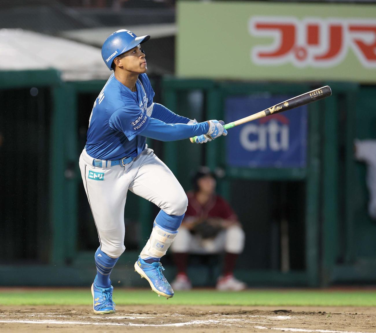 楽天対日本ハム　10回表日本ハム2死満塁、右越え満塁本塁打を放つ万波（撮影・黒川智章）