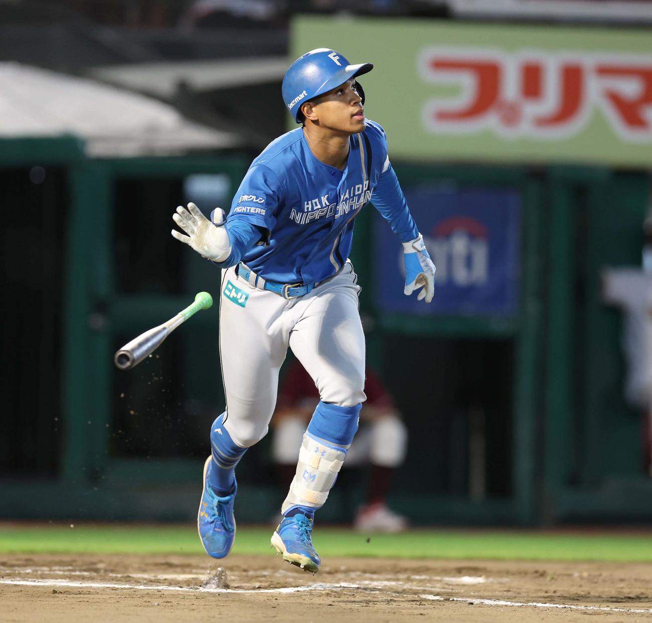 楽天対日本ハム　10回表日本ハム2死満塁、右越え満塁本塁打を放つ万波（撮影・黒川智章）