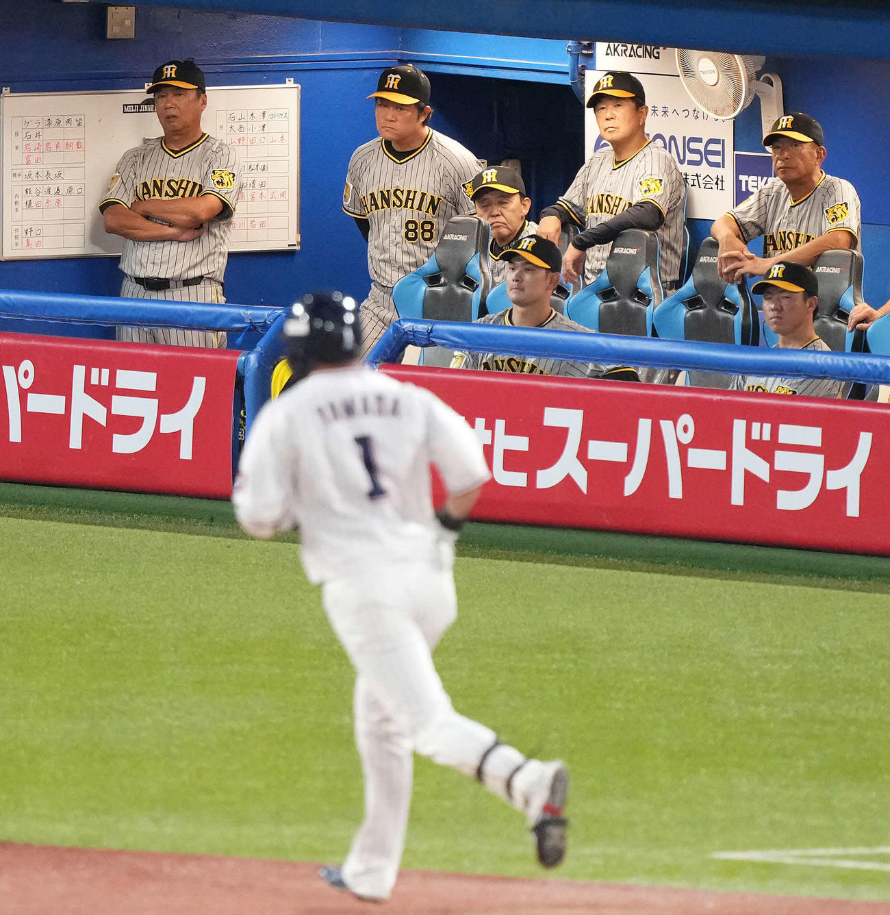 ヤクルト対阪神　4回裏ヤクルト無死一、二塁、山田に左越え3点本塁打を浴び、浮かない表情の岡田監督（中央）（撮影・鈴木みどり）